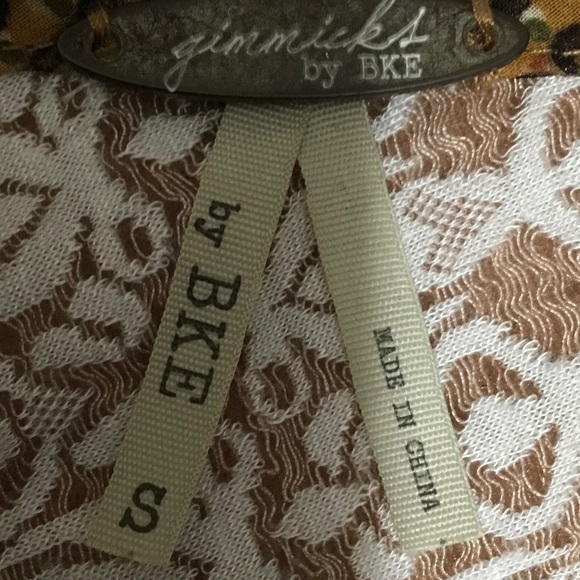 gimmicks by BKE Buckle Floral and Lace Boho Tunic Top Size Small - Picture 9 of 10